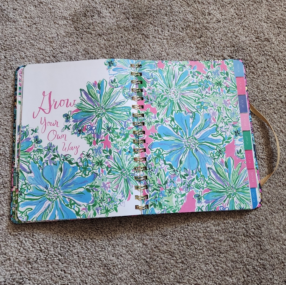 Lilly Pulitzer Daily Planner - Picture 7 of 9
